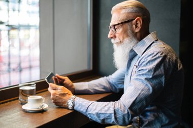 Yakışıklı üst düzey portre - genç ve şık erkekte altmışlı, yaşam tarzı, yaşlılar ve iş ile ilgili kavramlar