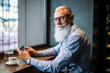 Yakışıklı üst düzey portre - genç ve şık erkekte altmışlı, yaşam tarzı, yaşlılar ve iş ile ilgili kavramlar