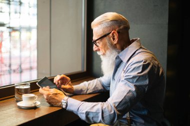 Yakışıklı üst düzey portre - genç ve şık erkekte altmışlı, yaşam tarzı, yaşlılar ve iş ile ilgili kavramlar