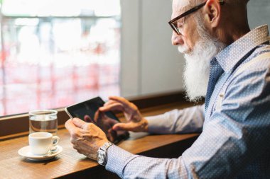 Yakışıklı üst düzey portre - genç ve şık erkekte altmışlı, yaşam tarzı, yaşlılar ve iş ile ilgili kavramlar