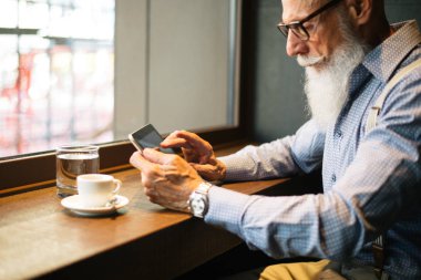 Yakışıklı üst düzey portre - genç ve şık erkekte altmışlı, yaşam tarzı, yaşlılar ve iş ile ilgili kavramlar