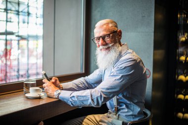 Yakışıklı üst düzey portre - genç ve şık erkekte altmışlı, yaşam tarzı, yaşlılar ve iş ile ilgili kavramlar