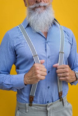 Yakışıklı üst düzey portre - genç ve şık erkekte altmışlı, yaşam tarzı, yaşlılar ve iş ile ilgili kavramlar