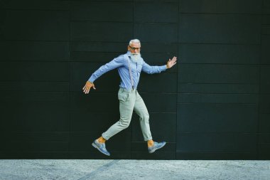 Yakışıklı üst düzey portre - genç ve şık erkekte altmışlı, yaşam tarzı, yaşlılar ve iş ile ilgili kavramlar