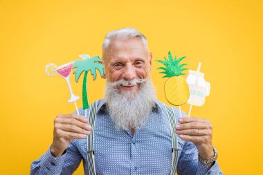 Yakışıklı üst düzey portre - genç ve şık erkekte altmışlı, yaşam tarzı, yaşlılar ve iş ile ilgili kavramlar