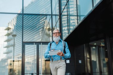 Yakışıklı üst düzey portre - genç ve şık erkekte altmışlı, yaşam tarzı, yaşlılar ve iş ile ilgili kavramlar