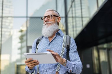 Yakışıklı üst düzey portre - genç ve şık erkekte altmışlı, yaşam tarzı, yaşlılar ve iş ile ilgili kavramlar