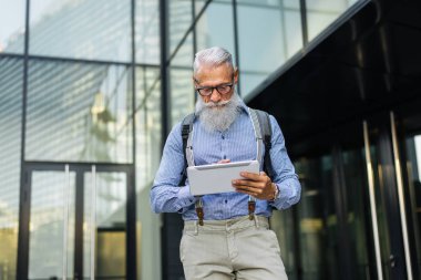 Yakışıklı üst düzey portre - genç ve şık erkekte altmışlı, yaşam tarzı, yaşlılar ve iş ile ilgili kavramlar