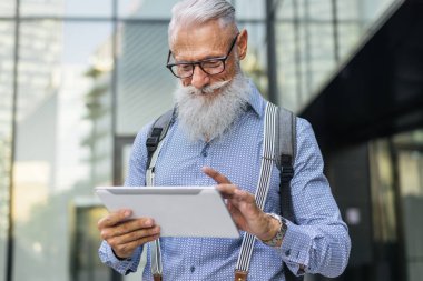 Yakışıklı üst düzey portre - genç ve şık erkekte altmışlı, yaşam tarzı, yaşlılar ve iş ile ilgili kavramlar