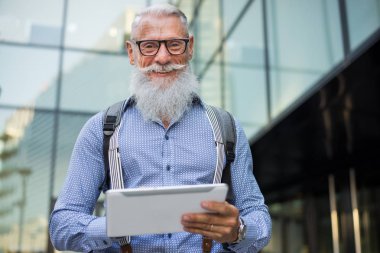 Yakışıklı üst düzey portre - genç ve şık erkekte altmışlı, yaşam tarzı, yaşlılar ve iş ile ilgili kavramlar