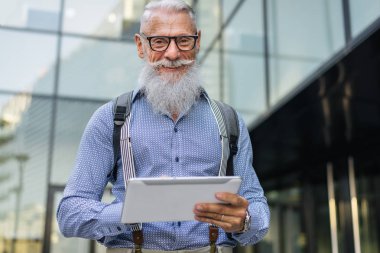 Yakışıklı üst düzey portre - genç ve şık erkekte altmışlı, yaşam tarzı, yaşlılar ve iş ile ilgili kavramlar