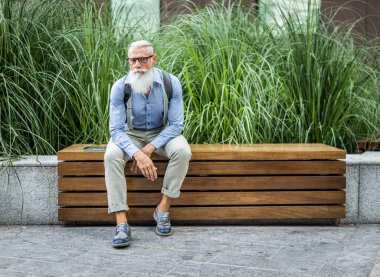 Yakışıklı üst düzey portre - genç ve şık erkekte altmışlı, yaşam tarzı, yaşlılar ve iş ile ilgili kavramlar