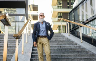 Yakışıklı üst düzey portre - genç ve şık erkekte altmışlı, yaşam tarzı, yaşlılar ve iş ile ilgili kavramlar