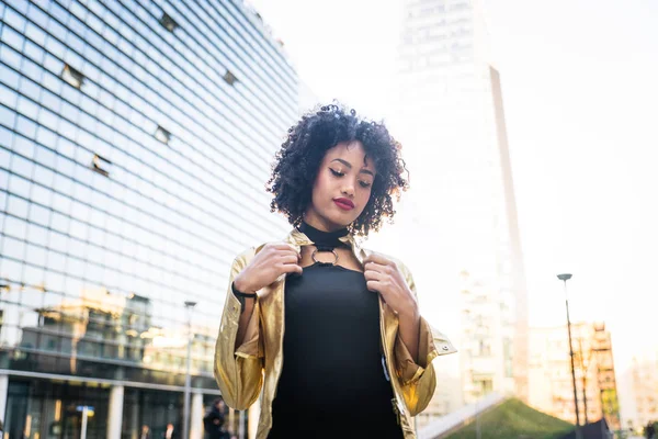 Retrato Una Hermosa Joven Afroamericana — Foto de Stock