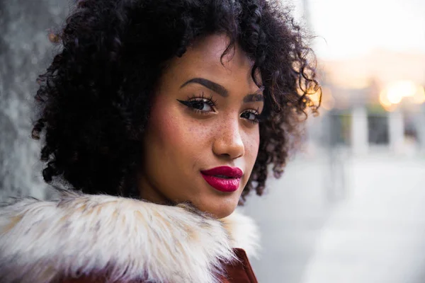 Retrato Una Hermosa Joven Afroamericana — Foto de Stock