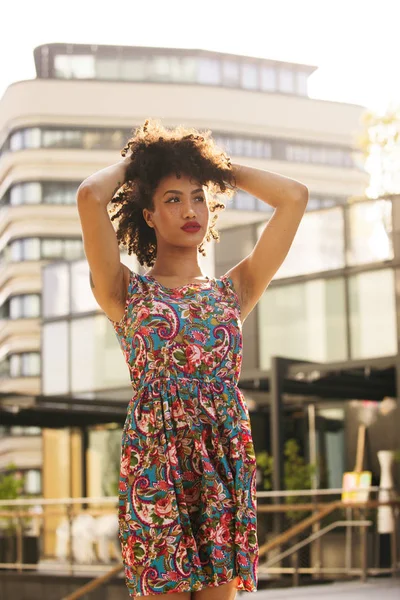 Retrato Una Hermosa Joven Afroamericana — Foto de Stock