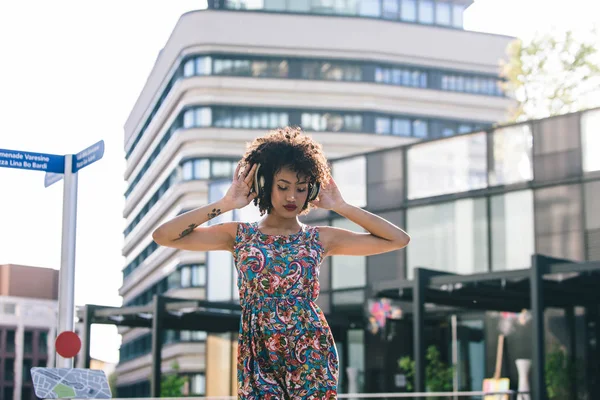 Retrato Una Hermosa Joven Afroamericana — Foto de Stock