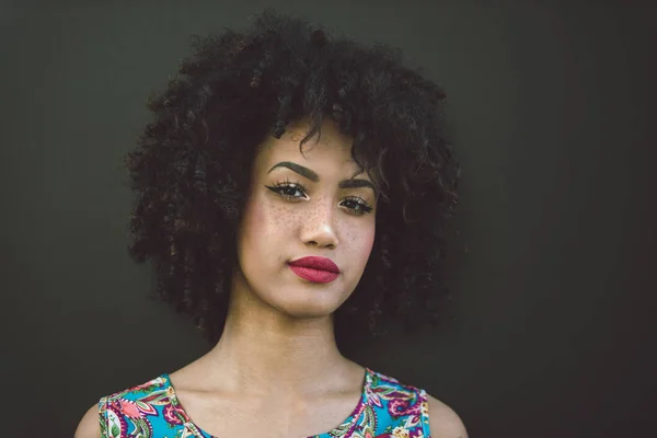 Retrato Una Hermosa Joven Afroamericana — Foto de Stock