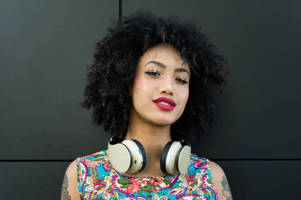 Retrato Una Hermosa Joven Afroamericana — Foto de Stock