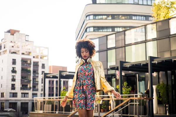 Retrato Una Hermosa Joven Afroamericana — Foto de Stock