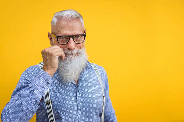 Красивый мужской портрет - молодой и стильный мужчина шестидесятых годов, концепция образа жизни, пожилых людей и бизнеса
