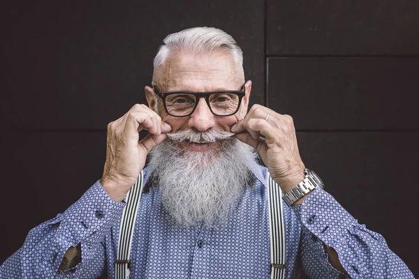 ハンサムな年配の男性の肖像 ライフ スタイル 高齢者ビジネスの概念で若々しく スタイリッシュな男 — ストック写真