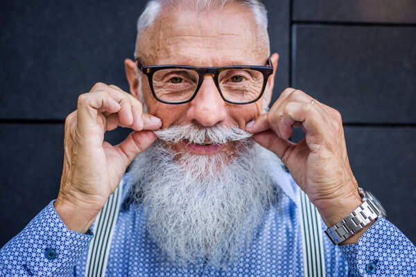 Красивый мужской портрет - молодой и стильный мужчина шестидесятых годов, концепция образа жизни, пожилых людей и бизнеса

