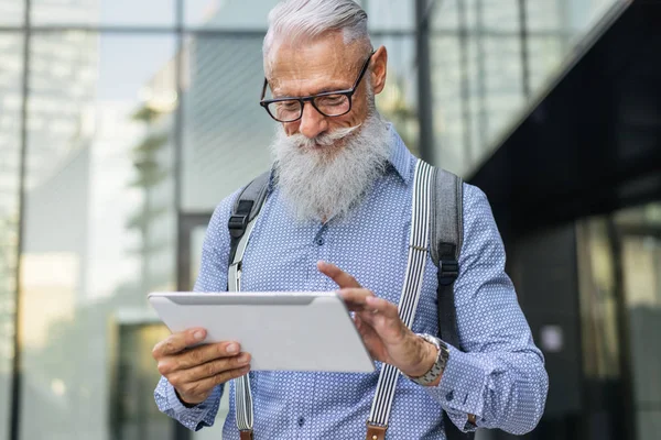 Yakışıklı üst düzey portre - genç ve şık erkekte altmışlı, yaşam tarzı, yaşlılar ve iş ile ilgili kavramlar