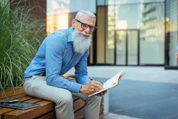 Retrato Homem Sênior Bonito Homem Jovem Elegante Nos Anos Sessenta — Fotografia de Stock