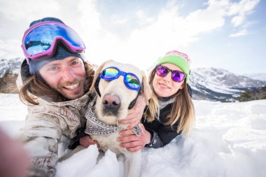 Mutlu çift oynamak ve eğlenmek ile onların sadık köpek karda