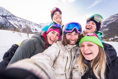 Mutlu grup kış tatil - açık havada parti arkadaşları witn kar takım elbise eğleniyor insan