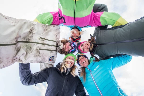 Щаслива Група Людей Які Розважаються Зимових Канікулах Друзі Відчувають Сніговий — стокове фото