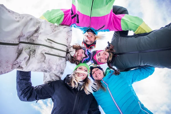 Grupo Feliz Pessoas Divertindo Férias Inverno Amigos Witn Neve Terno — Fotografia de Stock