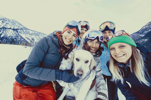 冬休み 屋外パーティー友人予測に基づく雪スーツの楽しみを持つ人々 の幸せグループ — ストック写真