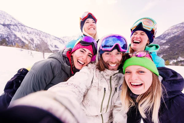 Gelukkig Groep Mensen Plezier Wintervakantie Vrienden Witn Sneeuw Pak Feesten — Stockfoto