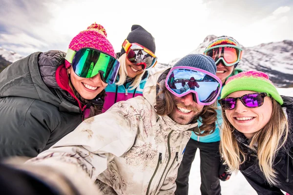 Grupo Feliz Pessoas Divertindo Férias Inverno Amigos Witn Neve Terno — Fotografia de Stock