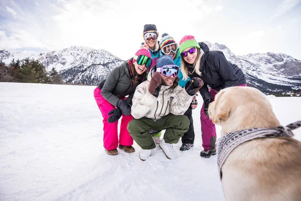 Grupo Feliz Pessoas Divertindo Férias Inverno Amigos Witn Neve Terno — Fotografia de Stock