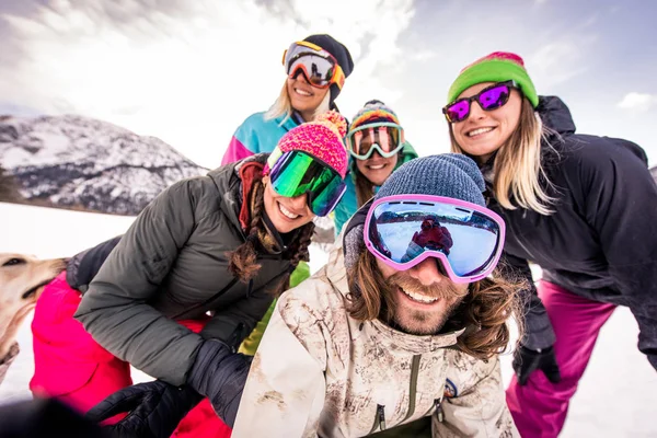 Fröhliche Gruppe Mit Spaß Winterurlaub Freunde Schneeanzug Feiern Freien — Stockfoto