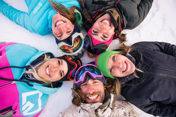 Feliz Grupo Personas Que Divierten Las Vacaciones Invierno Amigos Witn —  Fotos de Stock