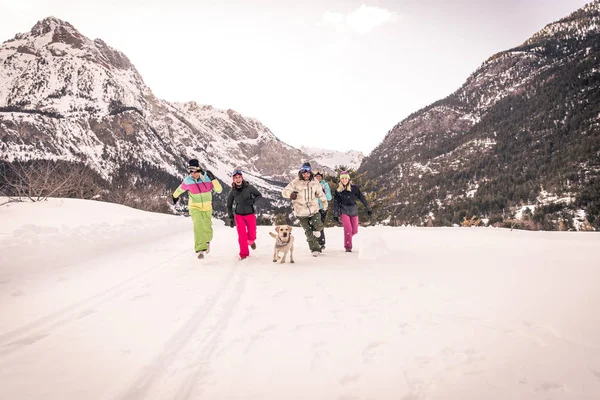 Grupo Feliz Pessoas Divertindo Férias Inverno Amigos Witn Neve Terno — Fotografia de Stock