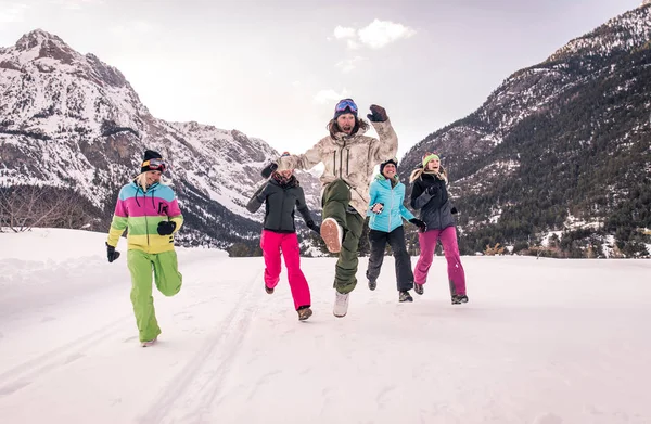 Szczęśliwy Grupa Ludzi Zabawy Ferie Zimowe Znajomi Witn Śniegu Komplet — Zdjęcie stockowe