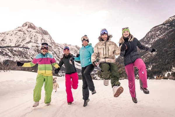 Grupo Feliz Pessoas Divertindo Férias Inverno Amigos Witn Neve Terno — Fotografia de Stock