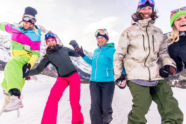 Счастливая Группа Людей Веселящихся Зимних Каникулах Друзья Зимнем Костюме — стоковое фото