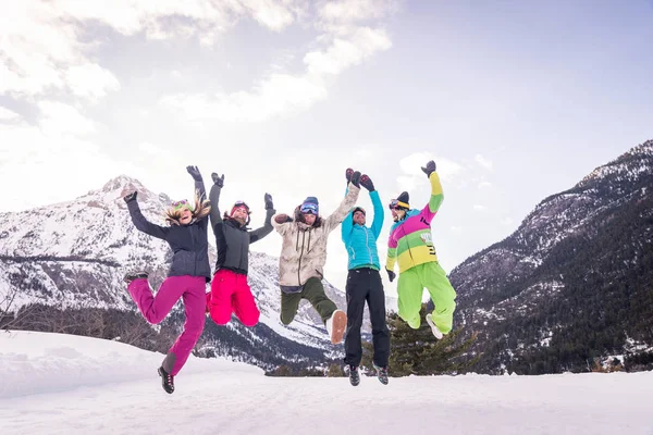 Gelukkig Groep Mensen Plezier Wintervakantie Vrienden Witn Sneeuw Pak Feesten — Stockfoto