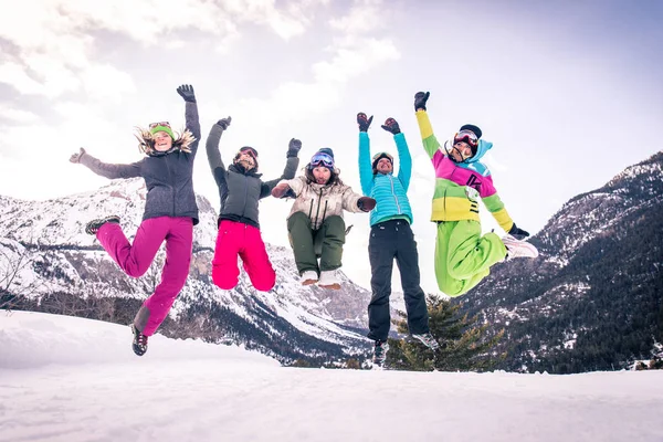 Grupo Feliz Pessoas Divertindo Férias Inverno Amigos Witn Neve Terno — Fotografia de Stock