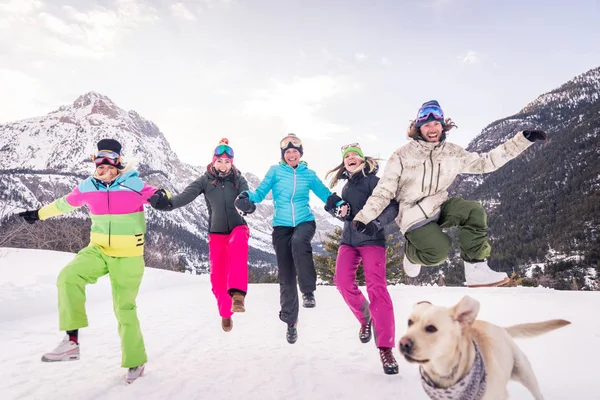 Grupo Feliz Pessoas Divertindo Férias Inverno Amigos Witn Neve Terno — Fotografia de Stock