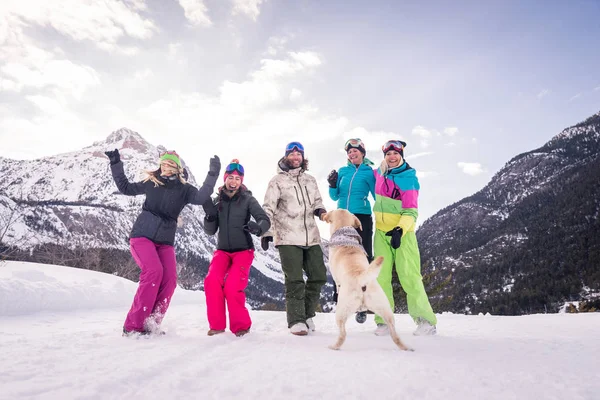 快乐的一群人在寒假的乐趣 朋友们想雪衣户外聚会 — 图库照片