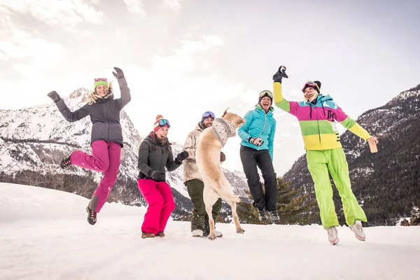 Grupo Feliz Pessoas Divertindo Férias Inverno Amigos Witn Neve Terno — Fotografia de Stock