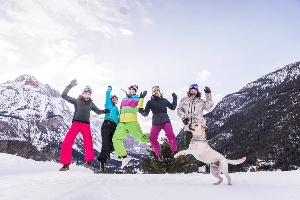 Grupo Feliz Pessoas Divertindo Férias Inverno Amigos Witn Neve Terno — Fotografia de Stock