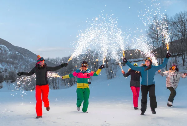 Grupo Feliz Pessoas Divertindo Férias Inverno Amigos Witn Neve Terno — Fotografia de Stock